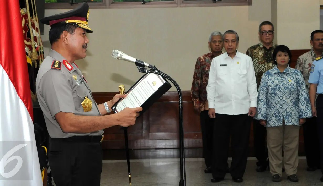 Kapolri Jenderal Polisi Badrodin Haiti memimpin upacara sertijab Kabareskrim Polri dan beberapa Kapolda di Gedung Rupatama, Mabes Polri, Jakarta, Selasa (31/5). Ari Dono resmi menggantikan posisi Anang sebagai Kabareskrim Polri (Liputan6.com/Helmi Afandi)
