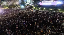 Antusiasme warga tidak hanya datang dari Jakarta, tetapi juga dari berbagai daerah. Tampak dalam foto, suasana kepadatan warga yang akan menikmati malam pergantian tahun di kawasan Bundaran Hotel Indonesia, Jakarta, Rabu (31/12/2025). (Kapanlagi.com/Budy Santoso)