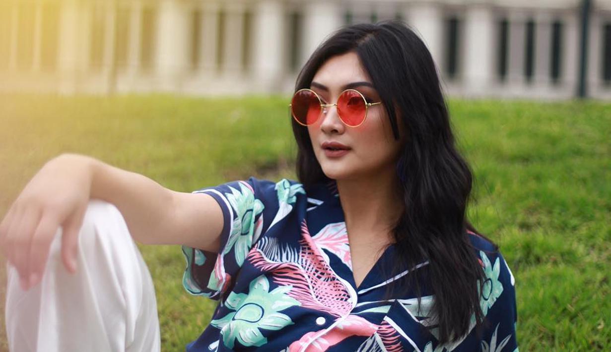 Memadukan kemeja motif dengan celana berwarna putih, gaya santai Adinda ini juga bisa dijadikan inspirasi. Kacamata dengan frame bulat ini juga membuat penampilannya makin memesona. (Liputan6.com/IG/@dindacresheilla)