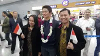 Pebalap Indonesia, Rio Haryanto, disambut perwakilan KJRI Shanghai saat tiba di Bandara Internasional Pudong Shanghai menjelang F1 GP China, Selasa (12/4/2016). (Bola.com/Media Relations Rio Haryanto)