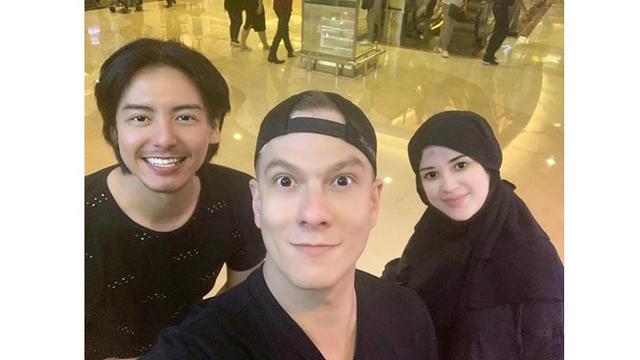 Bertrand Antolin juga beberapa kali hangout bersama teman artis lainnya, seperti dengan Roger dan Cut Meyriska.