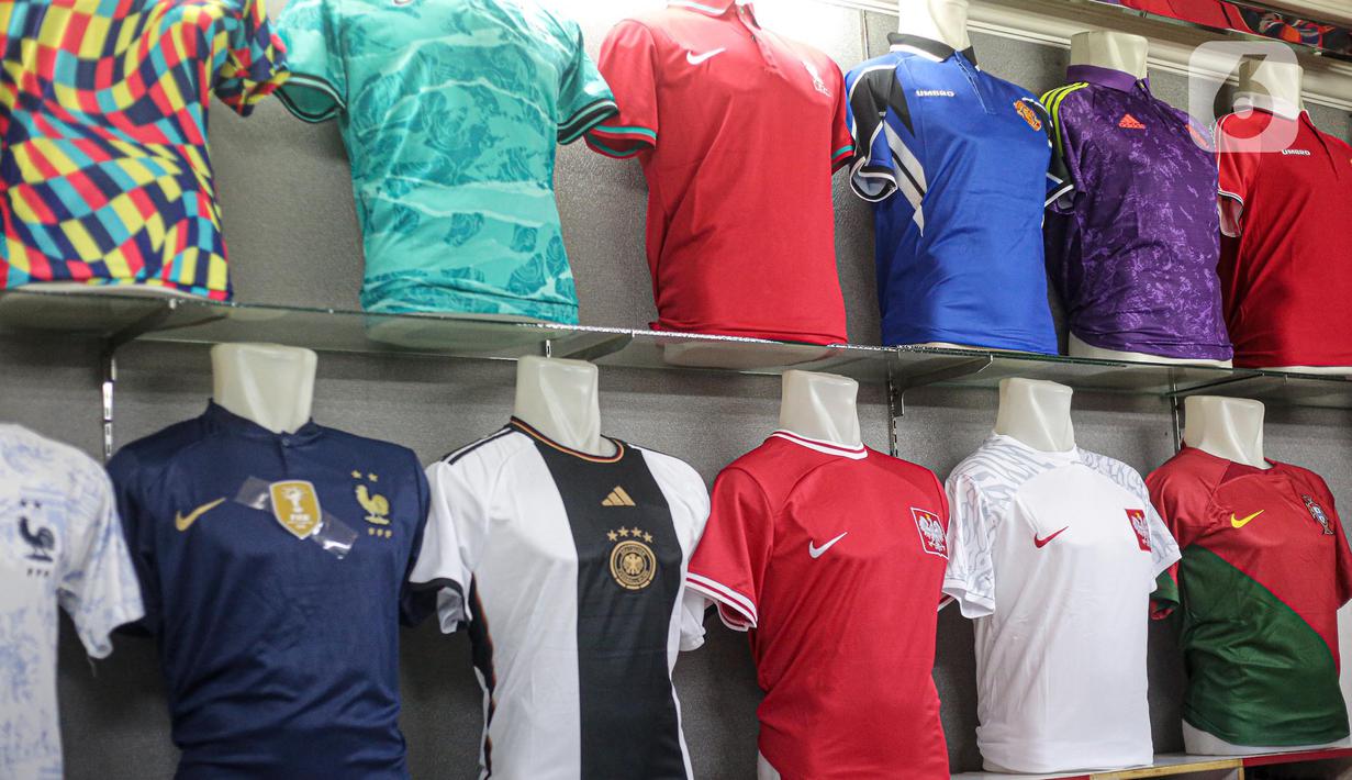 Deretan jersey tim sepak bola dan peserta Piala Dunia 2022 Qatar dipajang di salah satu kios di Blok B Pasar Tanah Abang, Jakarta, Jumat (18/11/2022). Jersey sejumlah tim nasional favorit peserta Piala Dunia 2022 Qatar seperti Belanda, Brasil, Jerman, serta Argentina banyak diburu pembeli. (Liputan6.com/Faizal Fanani)