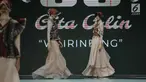 Model mengenakan busana rancangan Gita Orlin pada ajang Indonesia Fashion Week (IFW) 2019 di Jakarta Convention Center, Kamis (28/3). Desian Gita Orlin kali ini terinspirasi dari kecantikan “Tenun Sumba” yang bertajuk “Wairinding". (Liputan6.com/Faizal Fanani)