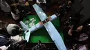 Awak media mengambil gambar pesawat tak berawak atau drone milik Korea Utara yang diperlihatkan di Kementerian Pertahanan Korea Selatan, Seoul, Rabu (21/6). Drone itu ditemukan jatuh di sebuah gunung dekat perbatasan zona demiliterisasi. (YONHAP / AFP)