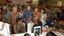 Presiden Jokowi berbincang dengan calon pembeli yang sedang melakukan transaksi pada pameran perumahan nasional Indonesia Property Expo 2017 di JCC Senayan, Jumat (11/8). Pameran tersebut digelar pada 11-20 Agustus 2017 (Liputan6.com/Angga Yuniar)