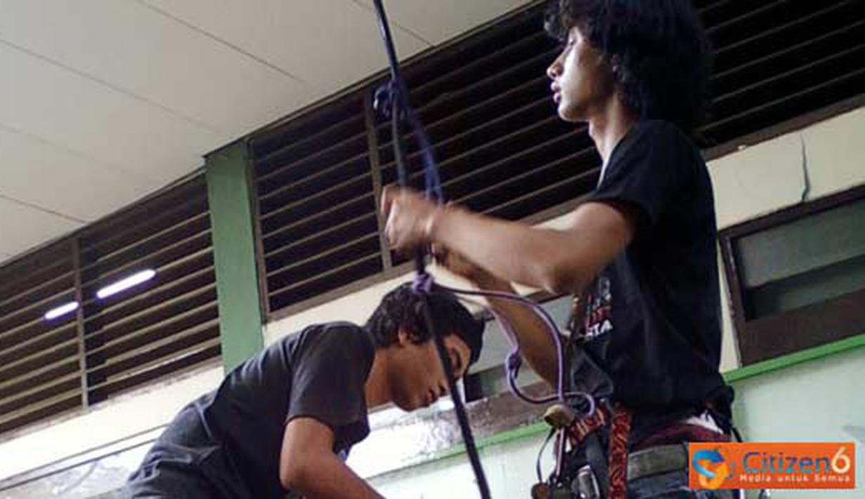 Citizen6, Jakarta: anggota Caterva, Wicaksono Eko bersama temannya sedang mempersiapkan latihan memanjat. (Pengirim: 23