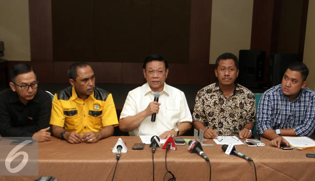 Ketua Umum Partai Golkar hasil Munas Ancol, Agung Laksono melakukan konfrensi pers menanggapi SK Menteri Hukum dan HAM (Menkumham) Yasonna Laoly yang mencabut SK Kepengurusan Golkar hasil Munas Ancol, Jakarta, Kamis (31/12). (Liputan6.com/Yoppy Renato)