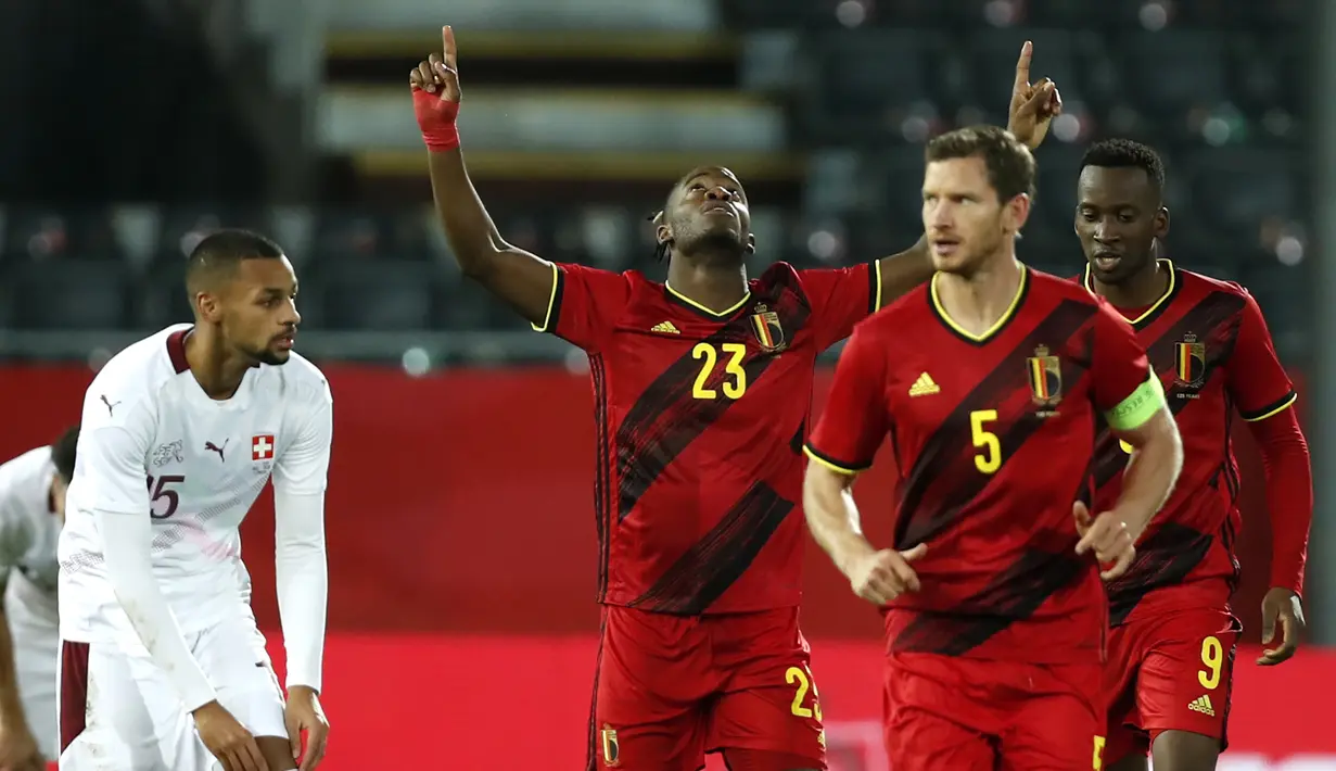 Pemain Belgia, Michy Batshuayi merayakan gol pertamanya ke gawang Swiss dalam pertandingan uji coba Internasional di Stadion King Power, Belgia, Kamis (12/11/2020) dini hari WIB. Belgia mengalahkan Swiss 2-1. (AP Photo/Francisco Seco).