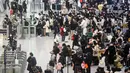 Penumpang menunggu di stasiun kereta api Timur Hangzhou selama puncak perjalanan menjelang Tahun Baru Imlek di provinsi Zhejiang, China (20/1/2023). Migrasi tahunan dimulai dengan jutaan orang kembali ke kampung halaman mereka untuk perayaan Tahun Baru Imlek. (AFP/ST)