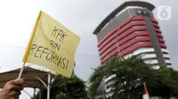 Mahasiswa yang tergabung dalam BEM Institut Pertanian Bogor mengibarkan bendera kuning saat melakukan aksi unjuk rasa di jalan Kuningan Persada sekitar Gedung Merah Putih KPK, Jakarta, Rabu (2/6/2021). Mereka menolak TWK dan pelantikan pegawai KPK menjadi ASN. (Liputan6.com/Helmi Fithriansyah)