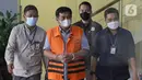 Petugas KPK menggiring Direktur Utama PT Permata Nirwana Nusantara yang juga Direktur PT Duta Mas Indah, Heri Sukamto jelang rilis penahanan di Gedung KPK, Jakarta, Kamis (28/7/2022). KPK menahan Heri Sukamto terkait kasus dugaan korupsi pekerjaan pembangunan Stadion Mandala Krida Daerah Istimewa Yogyakarta yang diusut sejak awal 2021. (Liputan6.com/Helmi Fithriansyah)