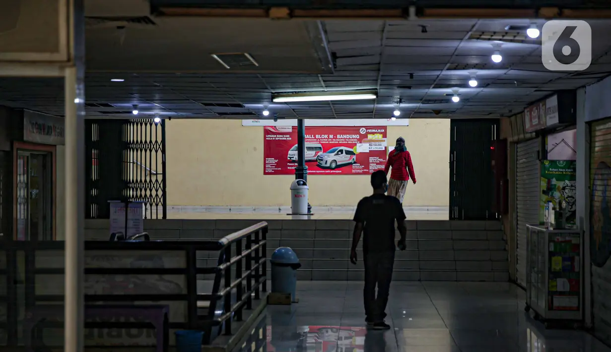 Warga berjalan di Mal Blok M, Jakarta, Jumat (17/12/2021). Mal Blok M yang merupakan salah satu pusat perbelanjaan yang jaya pada era 90-an kini sepi dari pengunjung dan pedagang karena terdampak pandemi Covid-19 dan kalah saing dengan pusat perbelanjaan modern lainnya. (Liputan6.com/Faizal Fanani)