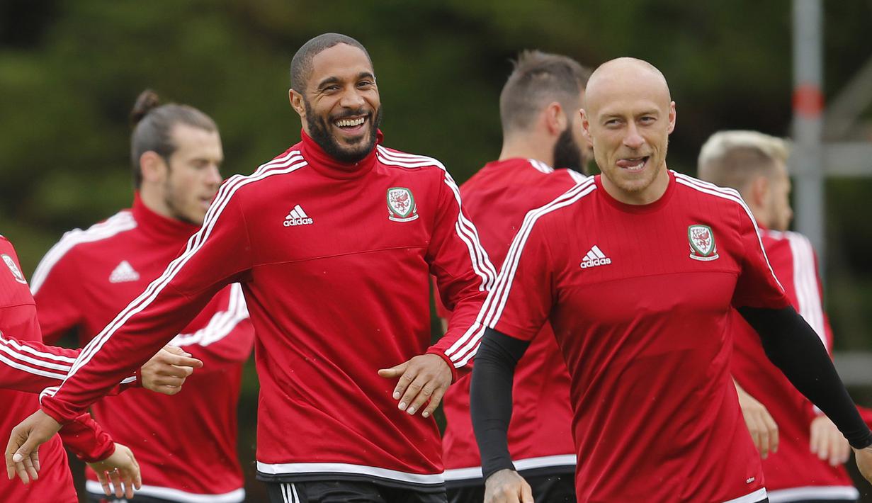 Pemain Wales, David Cotterill dan Ashley Williams menikmati sesi latihan tim Wales di OSEC Stadium, Dinard, Lyon, Prancis. (5/7/2016). (REUTERS/Stephane Mahe)
