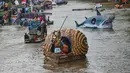 Terdapat 43 perahu dengan beragam hiasan, yang terbuat dari sampah daur ulang seperti botol kayu bekas, berparade ambil bagian dalam kemeriahan Festival Cinta Lingkungan (Cilung). (merdeka.com/Arie Basuki)