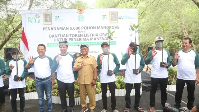 Penanaman pohon mangrove di Pantai Cemara Kawasan Ekosistem Eklusif Teluk Pangpang Banyuwangi (Istimewa)