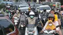 Sejumlah kendaraan terjebak kemacetan panjang menuju jalur Puncak, Gadog, Bogor, Jawa Barat, Minggu (15/5/2022). Libur panjang Hari Raya Waisak menyebabkan volume kendaraan dari arah Jakarta menuju kawasan wisata Puncak terpantau padat. (merdeka.com/Arie Basuki)