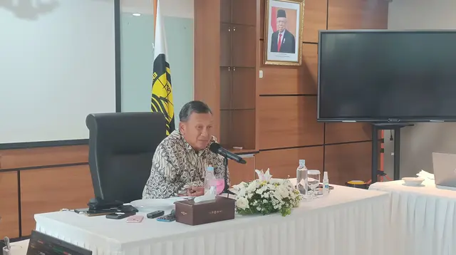 Menteri Energi dan Sumber Daya Mineral (ESDM) Arifin Tasrif mengadakan pertemuan dengan awak media di Gedung Direktorat Jenderal Minyak dan Gas Bumi Kementerian ESDM, Jakarta, Jumat (19/4/2024). (Sulaeman/Merdeka.com)