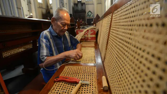 Mengenal Samin, Pria 72 Tahun yang Merawat Bangku Jemaat Katedral