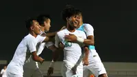 Para pemain Timnas Indonesia U-19 merayakan selebrasi setelah Bagas Kaffa ke gawang China U-19 pada laga ujicoba di Stadion I Wayab Dipta, Bali, Minggu (20/10). Indonesia kalah 1-3 dari China. (Bola.com/Aditya Wany)