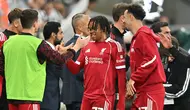 Striker muda Liverpool, Rio Ngumoha (tengah), mendapatkan ucapan selamat dari para rekannya seusai mencetak gol kemenangan ke gawang Newcastle United pada pekan 2 Liga Inggris 2025/2026 di Stadion St. James' Park, Selasa (26/8/2025) dini hari WIB. (ANDY BUCHANAN / AFP)