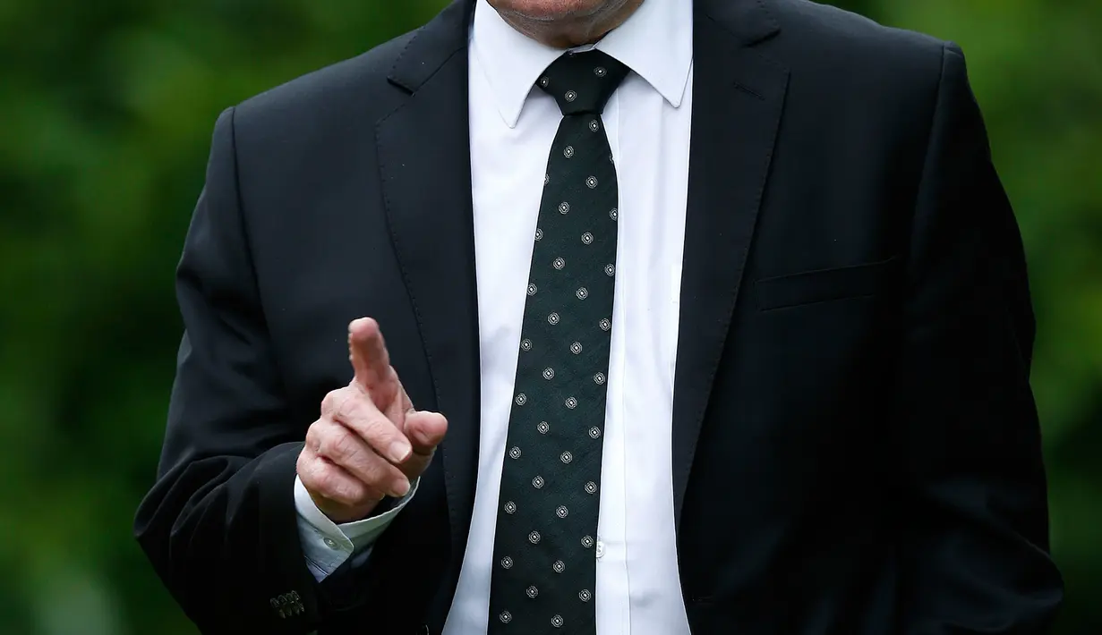 Wali Kota Greater Manchester, Komisaris Polisi, Tony Lloyd memberikan keterangan pers di Manchester, Inggris, (16/5).  Tony Lloyd geram dan akan mengajukan tuntutan kepada pihak yang bertanggung jawab atas kejadian tersebut. (REUTERS / Andrew Yates) 