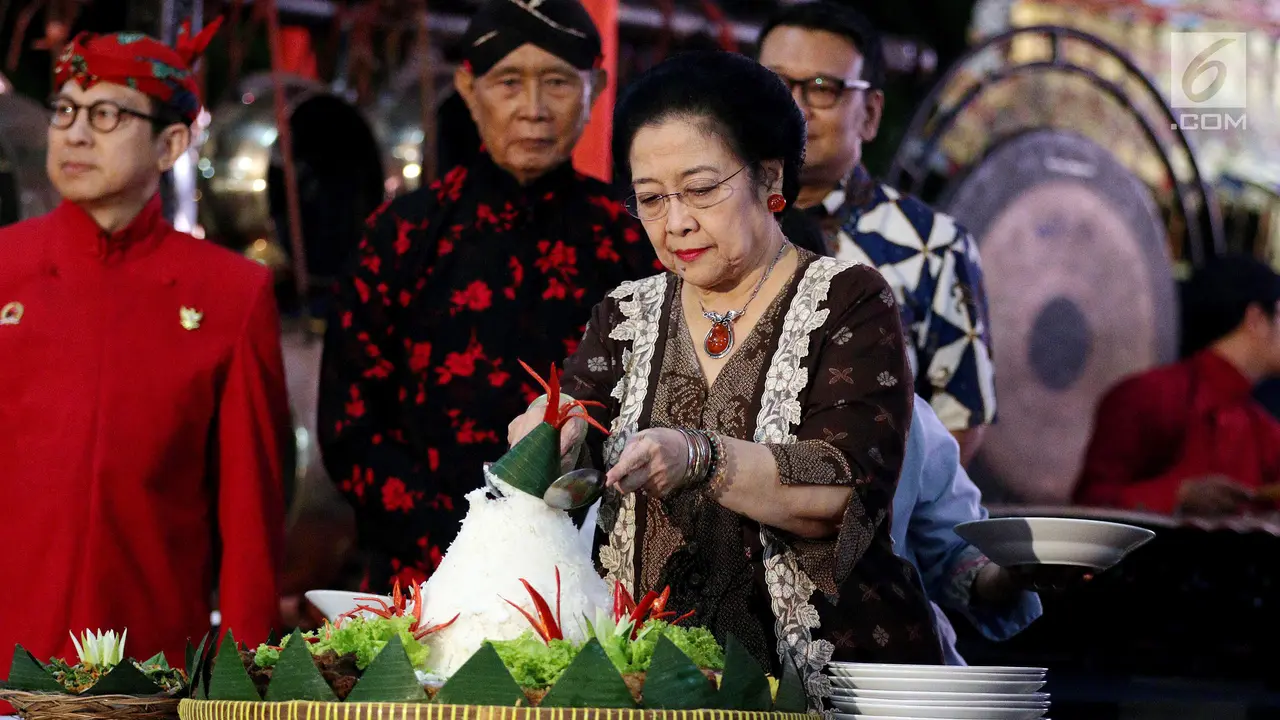 FOTO: HUT PDIP, Megawati Soekarnoputri Potong Tumpeng Pada Pagelaran Wayang Kulit