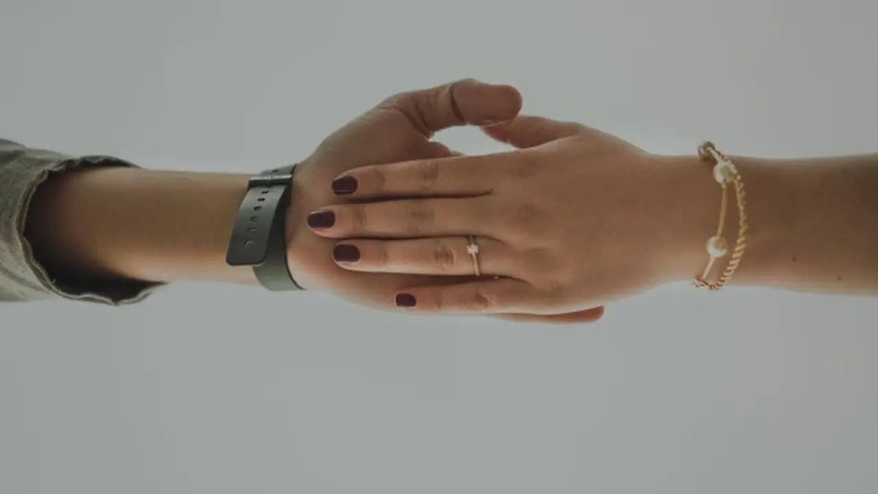 Ilustrasi Model Gelang Emas Lipan (Lucia Durdos/Unsplash)