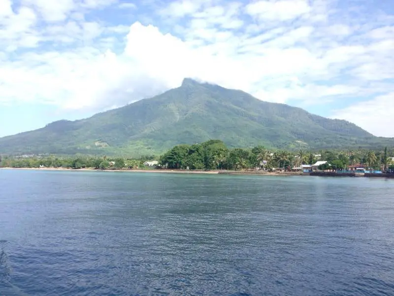 Selat Gonzalu diapit dua pegunungan, di sisi kanan wisatawan bisa melihat Pulau Adonara yang nampak berbukit-bukit. Foto: Nila Chrisna Yulika/ Liputan6.com.