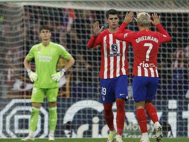 Selebrasi pemain Atletico Madrid, Alvaro Morata (tengah) dan Antoine Griezmann, setelah keduanya berhasil mencetak gol ke gawang Real Madrid dalam pertandingan pekan keenam La Liga Spanyol 2023/2024 yang berlangsung di Metropolitano stadium, Madrid, Senin (25/9/2023). El Derbi Madrileno kali ini dimenangi Atletico dengan skor meyakinkan 3-1. (AFP/Oscar Del Pozo)