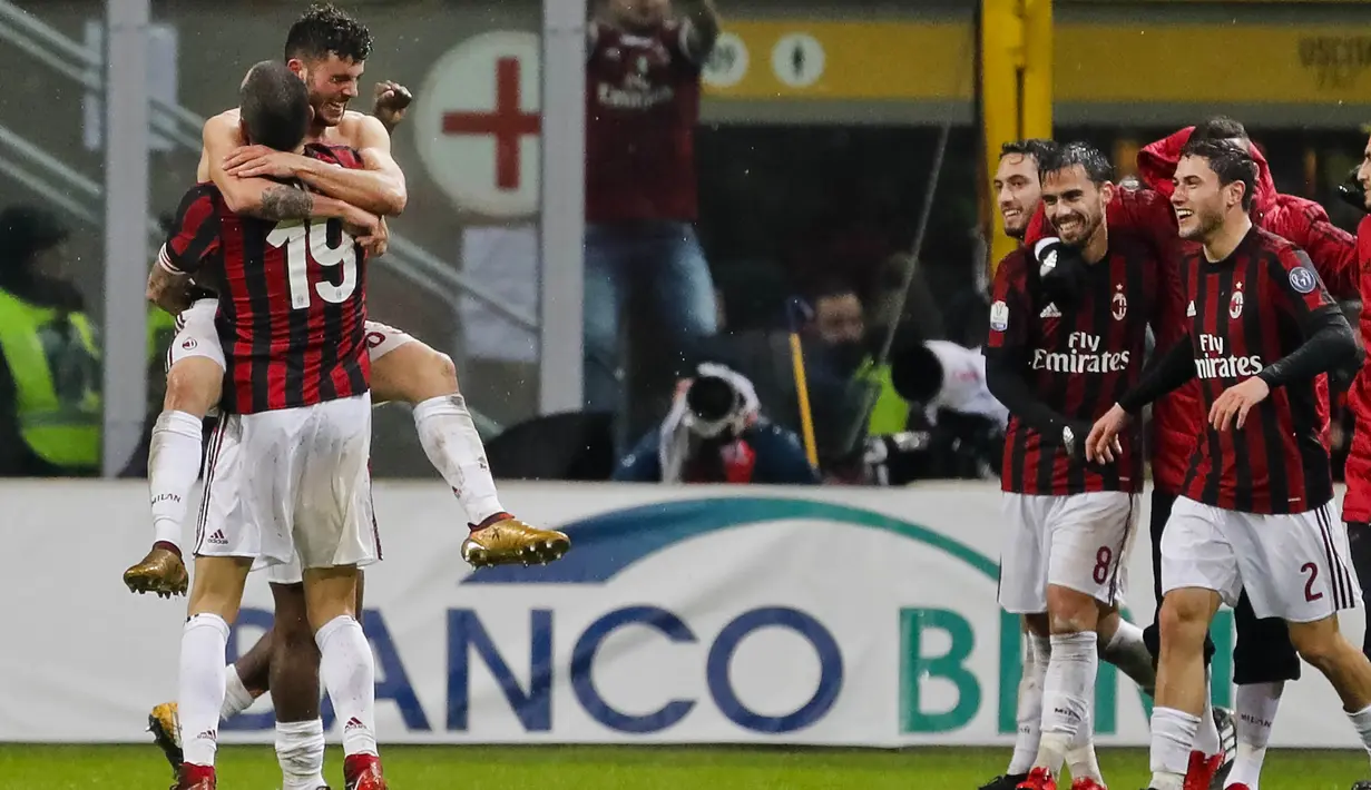 Striker AC Milan, Patrick Cutrone, melakukan selebrasi usai mencetak gol ke gawang Inter Milan pada laga perempat final Coppa Italia di Stadion San Siro, Rabu (27/12/2017). AC Milan menang 1-0 atas Inter Milan. (AP/Antonio Calanni)