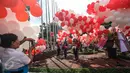 Sejumlah warga berfoto dengan balon berwarna merah putih yang menghiasi halaman Balai Kota, Jakarta, Senin (8/5). Balon-balon tersebut merupakan bentuk dukungan moril untuk Gubernur DKI Jakarta Basuki Tjahaja Purnama (Ahok). (Liputan6.com/Faizal Fanani)