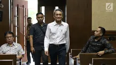 Tersangka suap pengajuan PK ke PN Jakarta Pusat, Eddy Sindoro bersiap menjalani sidang di Pengadilan Tipikor, Jakarta, Kamis (27/12). Eddy didakwa memberi suap Rp 150 juta dan USD 50 ribu ke mantan panitera, Edy Nasution. (Liputan6.com/Helmi Fithriansyah)