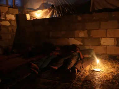 Warga Palestina terlihat di dalam rumah mereka saat pemadaman listrik terjadi di Kota Khan Younis, Jalur Gaza selatan, pada 18 Agustus 2020. Satu-satunya pembangkit listrik di Jalur Gaza telah sepenuhnya berhenti beroperasi akibat kehabisan bahan bakar. (Xinhua/Yasser Qudih)