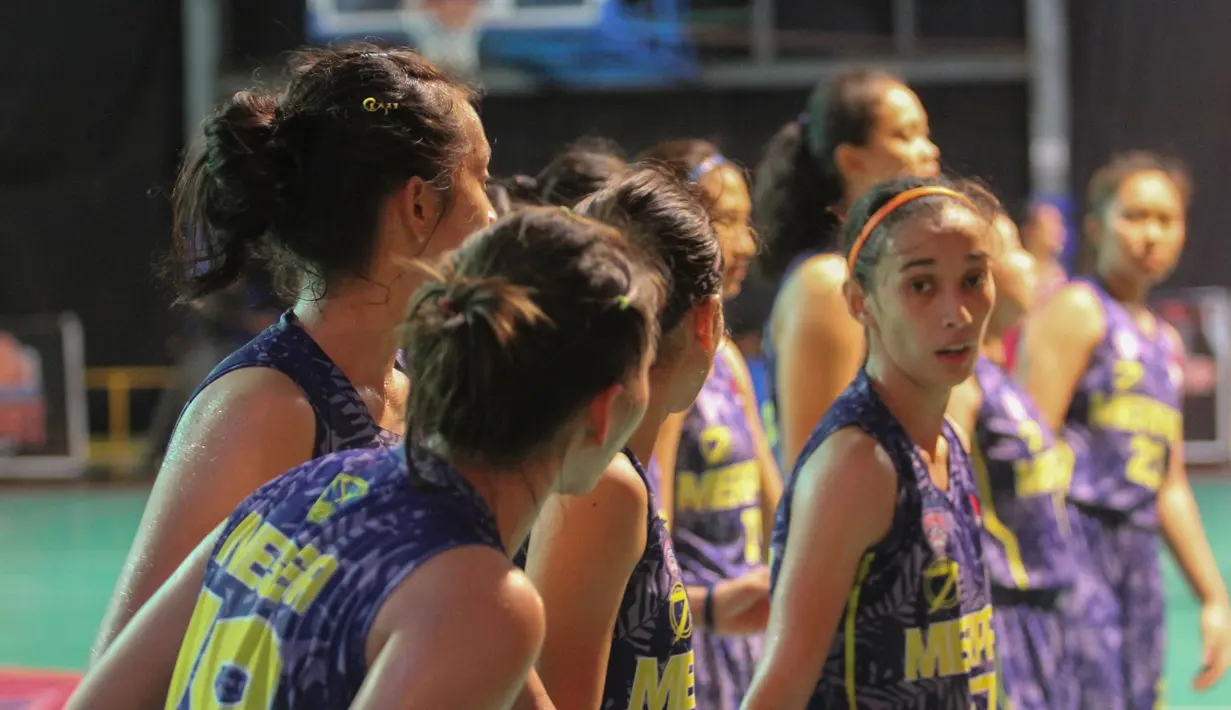 Para pebasket Merpati Bali gagal menjadi juara seri pertama Srikandi Cup 2017 di GOR Flying Wheel, Makassar, Sabtu (2/12/2017). Surabaya Fever juara setelah mengalahkan Merpati Bali 67-48. (Bola.com/Andhika Putra)