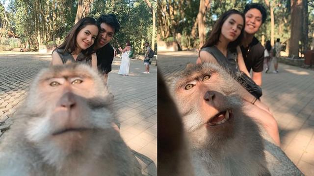 Steffi dan Philo Paz mengabadikan momen dan selfie dengan monyet
