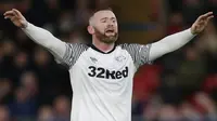 Gelandang Derby County, Wayne Rooney, memberikan instruksi saat melawan Crystal Palace pada laga Piala FA di Stadion Selhurst Park, London, Minggu (5/1). Palace kalah 0-1 dari Derby. (AFP/Ian Kington)