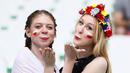 Dua fans cantik Polandia memberi salam sebelum laga antara timnya melawan Swiss pada Piala Eropa 2016 di Stadion Geoffroy-Guichard, Saint-Etienne (26/6/2016) WIB.  (REUTERS/Jason Cairnduff)
