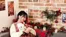Jisoo tampil santai menikmati suasana Natal dengan mengenakan sweater putih dipadukan celana denim panjang. Sambil memeluk boneka Hello Kittynya. [@sooyaaa__]