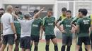 Pemain Timnas Indonesia U-22 saat latihan di Stadion Madya, Senayan, Jakarta, Senin (21/1). Latihan kali ini tidak dipimpin Indra Sjafri karena sedang mengikuti lisensi kepelatihan Pro AFC di Spanyol. (Bola.com/M Iqbal Ichsan)