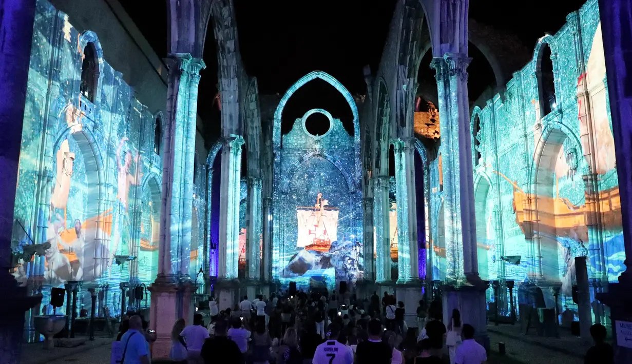 Orang-orang menikmati pertunjukan Lisbon Under Stars di Reruntuhan Gereja Carmo di Lisbon, Portugal (26/8/2020). Pertunjukan ini akan berlangsung hingga 31 Oktober merupakan pertunjukan multidisiplin yang bertujuan untuk meningkatkan budaya dan warisan Lisbon. (Xinhua/Pedro Fiuza)