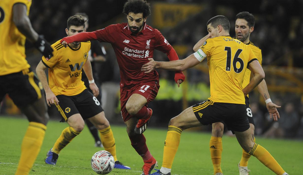 Penyerang Liverpool, Mohamed Salah, berusaha melewati pemain Wolverhampton Wanderers pada laga Piala FA di Stadion Molineux, Senin (7/1). Liverpool takluk 1-2 dari Wolverhampton Wanderers. (AP/Rui Vieira)