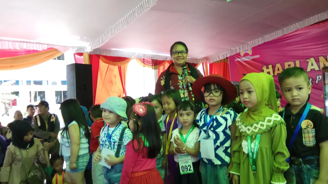 Menteri PPPA bernyanyi bersama dengan anak-anak PAUD Sumsel saat peringatan Hari Anak Nasional (HAN) 2017 (Liputan6.com / Nefri Inge)