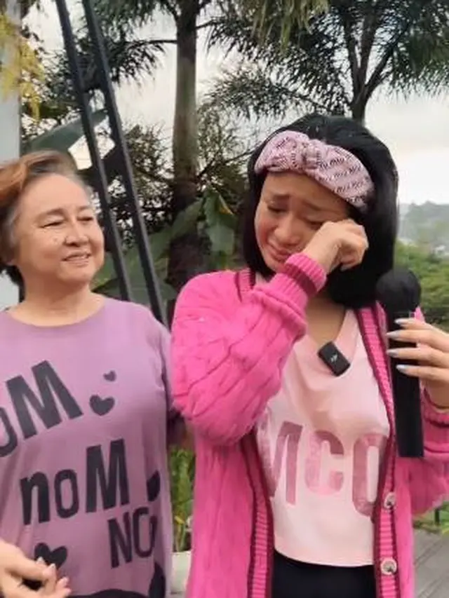 Diliputi Suasana Haru, Ini 7 Momen Gender Reveal Kehamilan Denise Chariesta