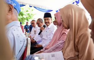 Mensos Gus Ipul saat berkomunikasi dengan penerima manfaat BLTS di wilayah Jawa Timur. (Foto: Liputan6.com/Dicky Agung Prihanto)