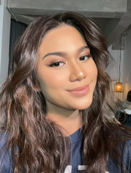 Kali ini, dalam unggahan terbarunya, Azizah Salsha terlihat cantik luar biasa dengan makeup bold bernuansa nude yang membaur sempurna di kulitnya. [Foto: Instagram/azizahsalsha_]