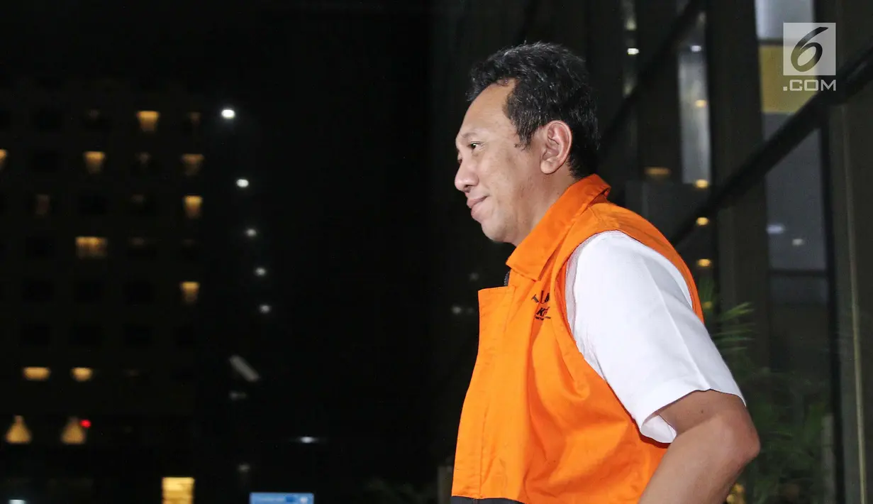 Tersangka Bupati Kebumen (nonaktif) Mohammad Yahya Fuad seusai menjalani pemeriksaan di KPK, Jakarta, Kamis (8/3). Mohammad Yahya Fuad menjalani pemeriksaan perdana sebagai tersangka pasca ditahan KPK. (Liputan6.com/Herman Zakharia)
