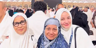 Dalam perjalanan umrahnya, Enzy memilih mengenakan abaya dan khimar dalam nuansa warna netral seperti cokelat, krem, dan putih. [@enzystoria]