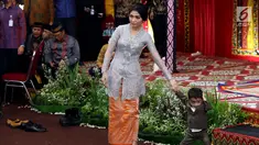 Cucu Presiden Jokowi, Jan Ethes Srinarendra dan sang ibu, Selvi Ananda pada pesta adat pernikahan Kahiyang Ayu dan Bobby Nasution di Bukit Hijau Regency, Medan, Jumat (24/11). Jan Ethes tampak menggemaskan selama acara. (Liputan6.com/Pool/Media Center)