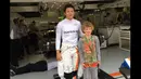 Pebalap Manor Racing asal Indonesia, Rio Haryanto, bersama penggemar ciliknya, Milo, jelang kualifikasi F1 GP China di Sirkuit Internasional Shanghai, China, Sabtu (16/4/2016). (Bola.com/Twitter/Manorracing)