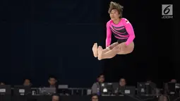 Aksi pesenam artistik Indonesia, Rifda Irfanaluthfi pada Asian Games 2018 di JIExpo, Jakarta, Selasa (21/8). Indonesia melaju ke tiga babak final pada senam artistik putri Asian Games 2018. (Bola.com/Peksi Cahyo)